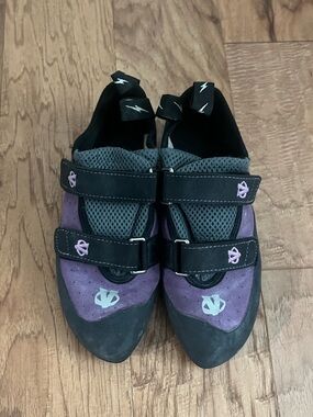 Evolv Women's Purple and Black Climbing Shoes size 9T